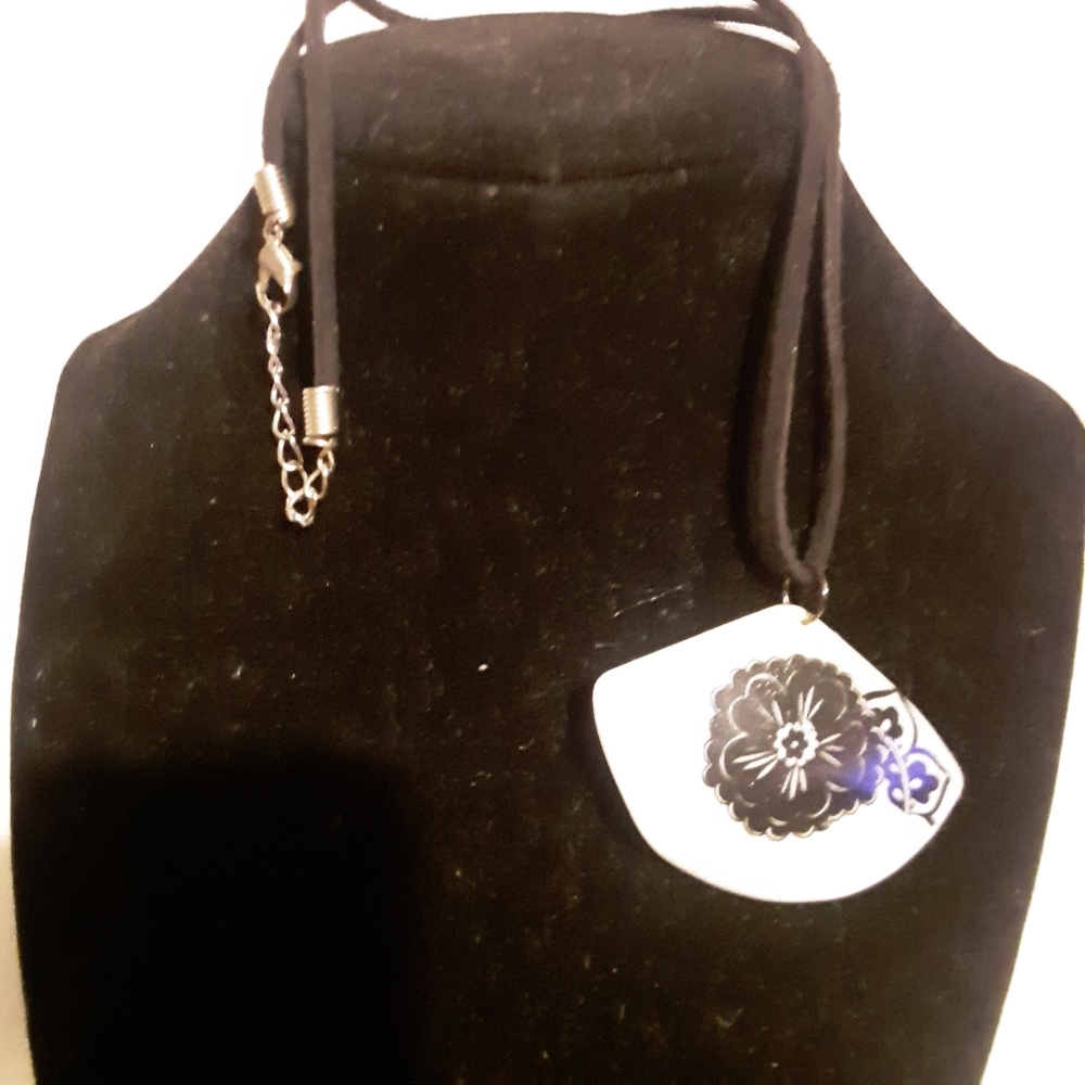Shell necklace - Picture 3 of 3